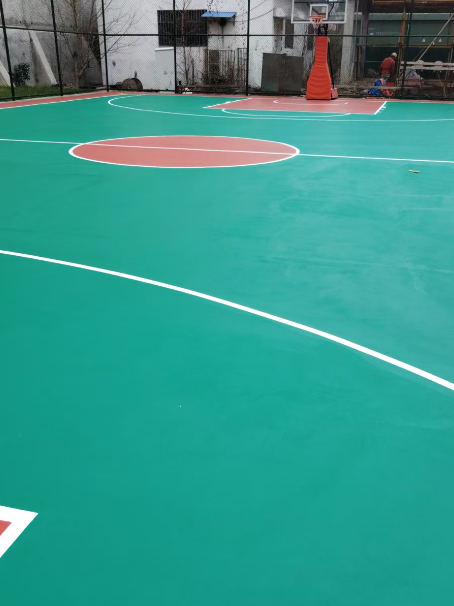 托里 球场长期使用易出现地面开裂